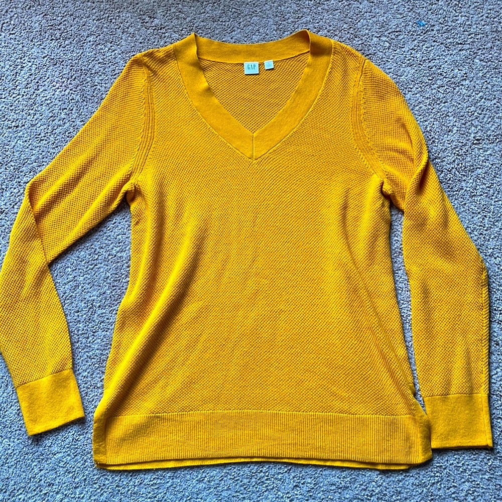 Plain mid-V sweater